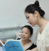 监利市实验小学教师唐九萍正在辅导学生作业